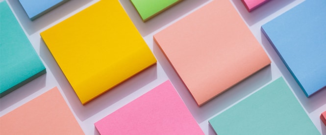 Ein buntes Sortiment an Post-it® Notes
