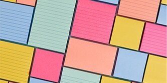 Ein Arrangement aus verschieden großen Post-it® Notizen in Pastell- und leuchtenden Farben, die ein Muster ergeben
