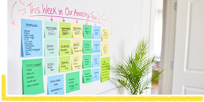 Familienplan mit farbigen Post-it® Notes an der Wand organisiert
