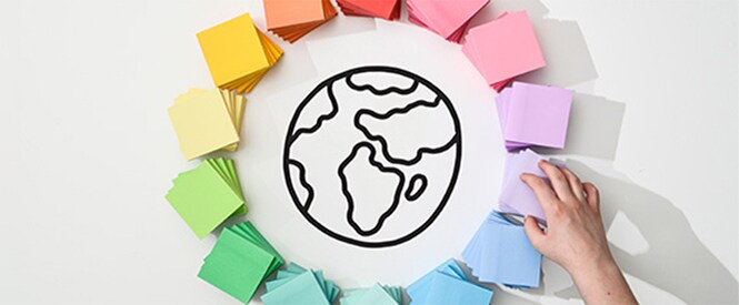Farbige Post-it® Notes, die kreisförmig um eine Zeichnung der Erde angeordnet sind
