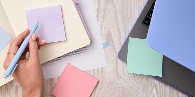 Ein Schreibtisch mit farbigen Post-it® Recycled Notes

